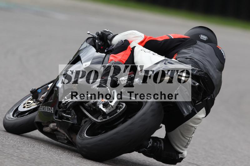 Archiv-2022/63 10.09.2022 Speer Racing ADR/Gruppe gelb/backside